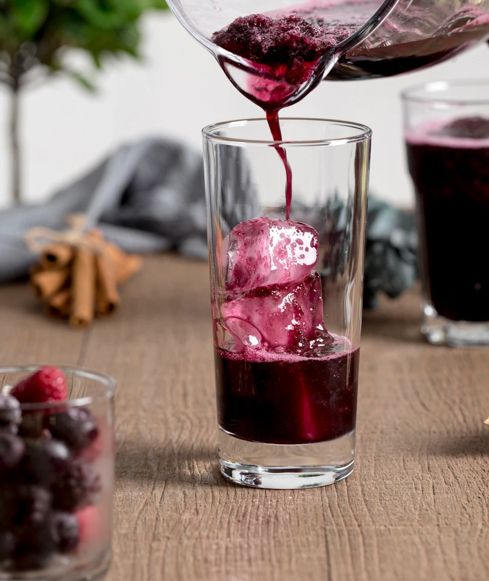 Sok z czarnej porzeczki z Żurawieckich Sadów – naturalny, tłoczony na zimno Naturalny sok z czarnej porzeczki z lodem, nalewany do szklanki – lokalny produkt z Żurawieckich Sadów